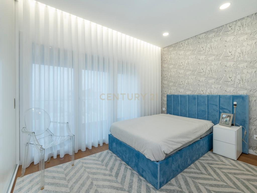 Luxuosa Moradia T5 com Vista Panorâmica em Odivelas - Image 16