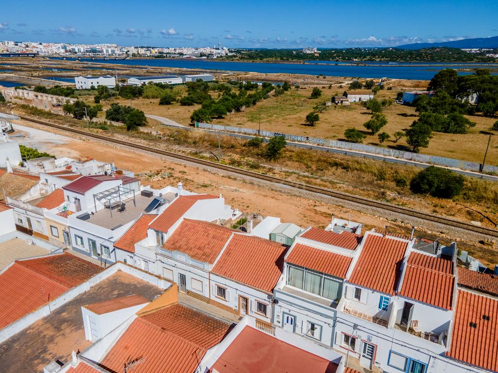 Moradia Térrea no Parchal com Espaço Exterior Privativo e Excelente Exposição Solar - Image 3