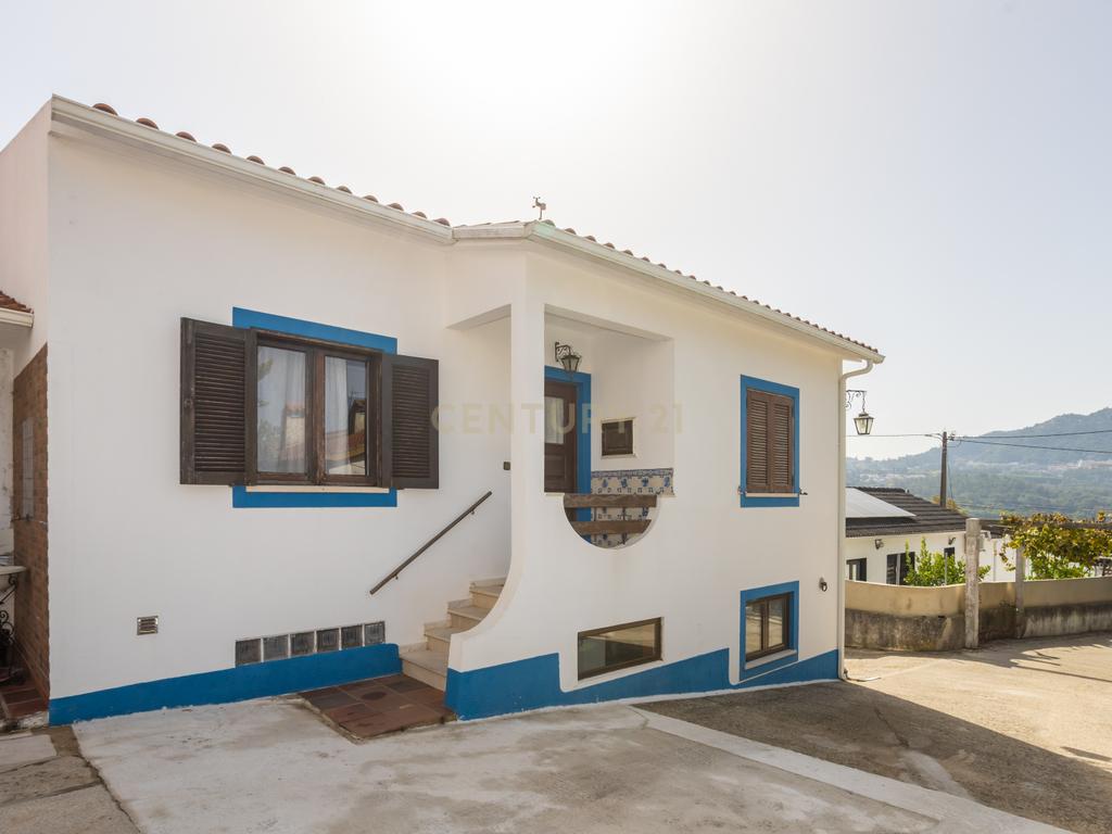 Duas moradias, um terreno com 650 m² e uma vista privilegiada para a Serra de Sintra - Image 12