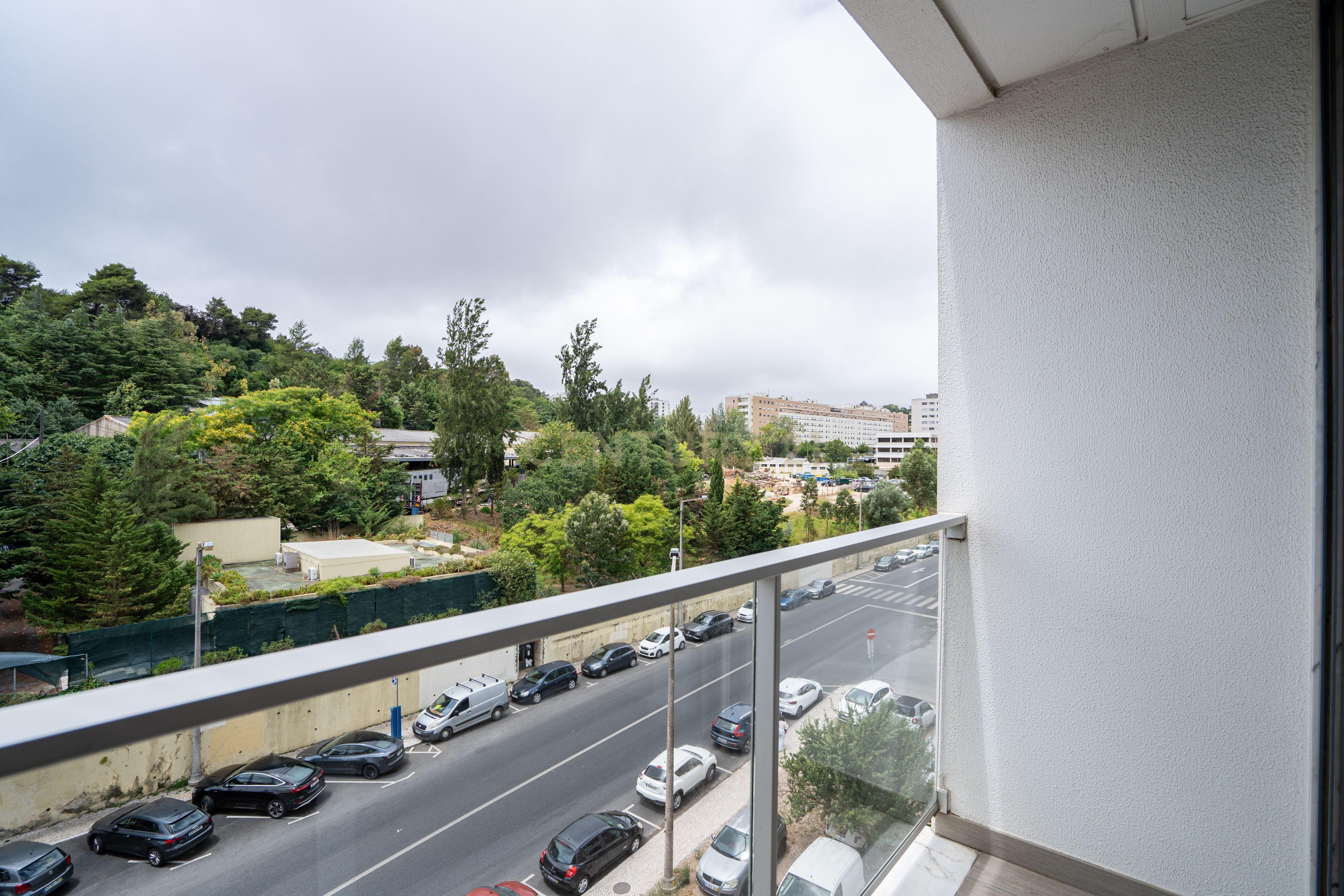 Fotografia 7 de T1 com Garagem e Arrecadação | Construção de 2016 | Estrada da Luz