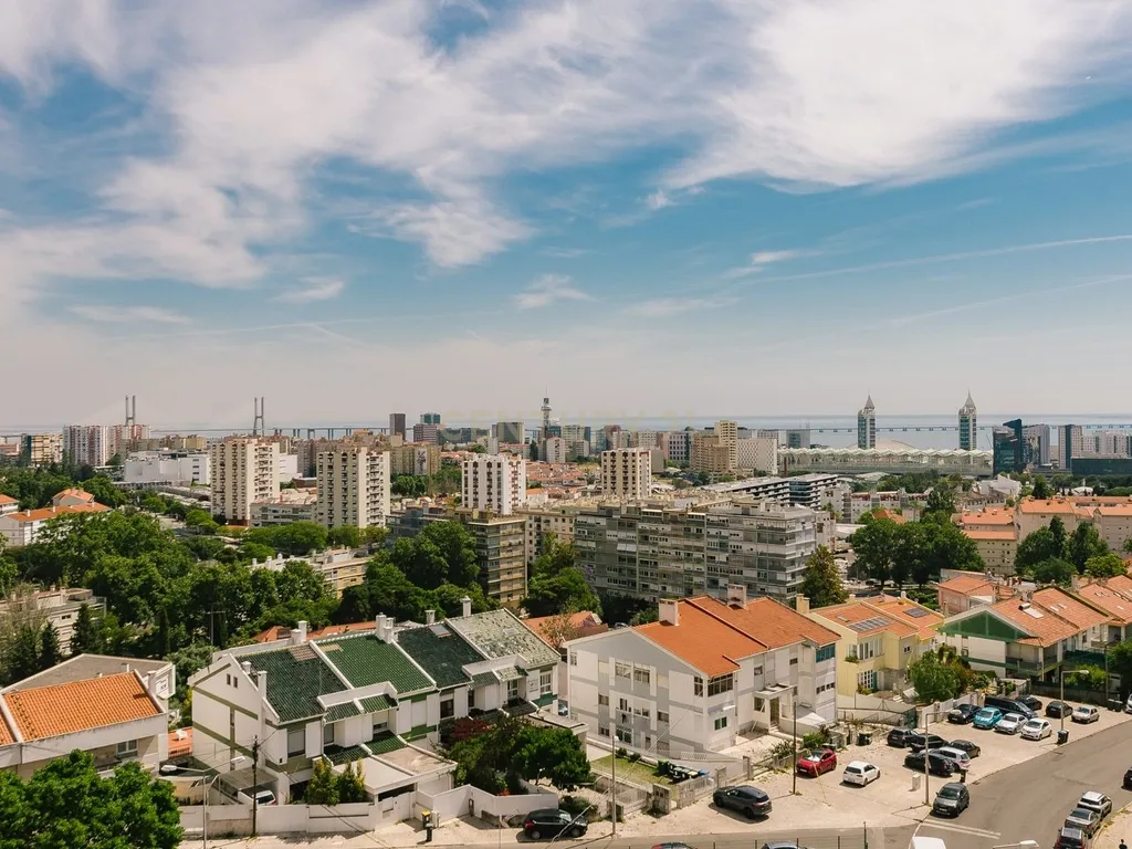 Apartamento T5 com Vista Deslumbrante sobre o Tejo – Olivais - Image 3