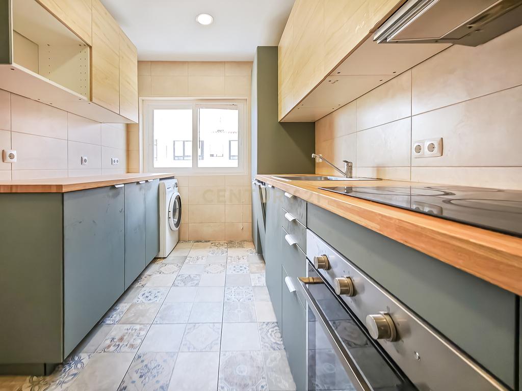 Apartamento Renovado em Cascais com 3 Quartos e Varanda - Image 1