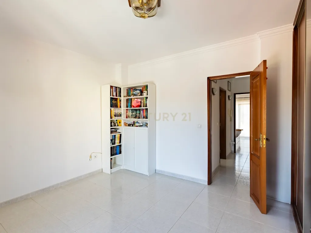 Moradia T2 Geminada com Aproveitamento de Sótão na Quinta do Conde - Image 12