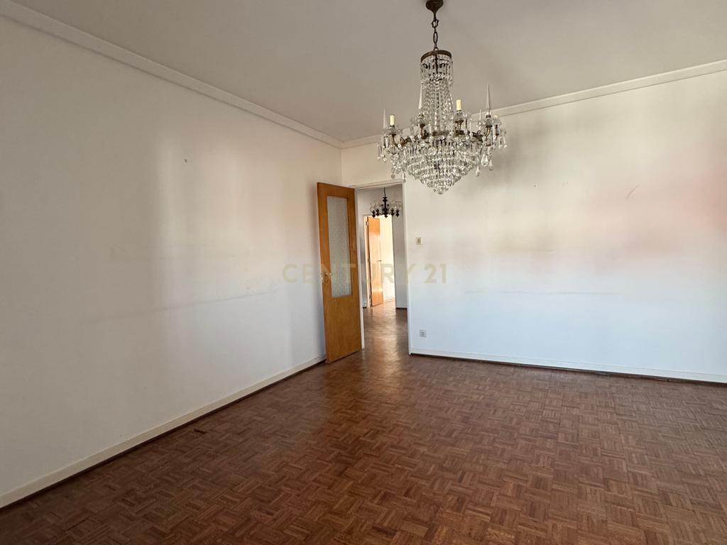 Apartamento T4 em Almada em frente ao metro de superfície! - Image 13