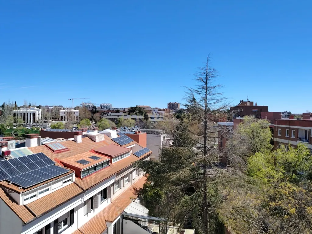 EXCLUSIVO APARTAMENTO EM URBANIZAÇÃO COM JARDIM E PISCINA - Image 11