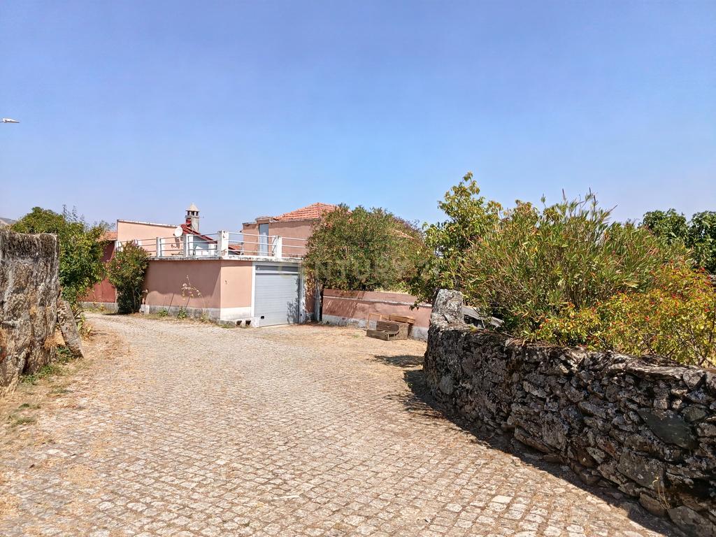 Espetacular Moradia com Terreno e Anexos em Rebordãos e Vista Panorâmica em Bragança - Image 1