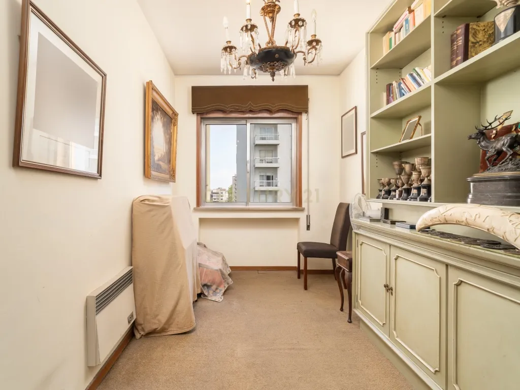 Apartamento T4 transformado em T3, com Arrecadação e Garagem – Rua Alves Redol, Porto - Image 31