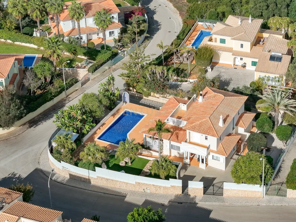 Moradia T4 em Ferragudo, próxima a praias, com Piscina aquecida, Bar e Lounge Exterior - Image 39