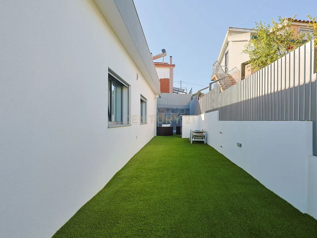 Moradia T3 Isolada com Piscina e Garagem em Fernão Ferro - Image 29
