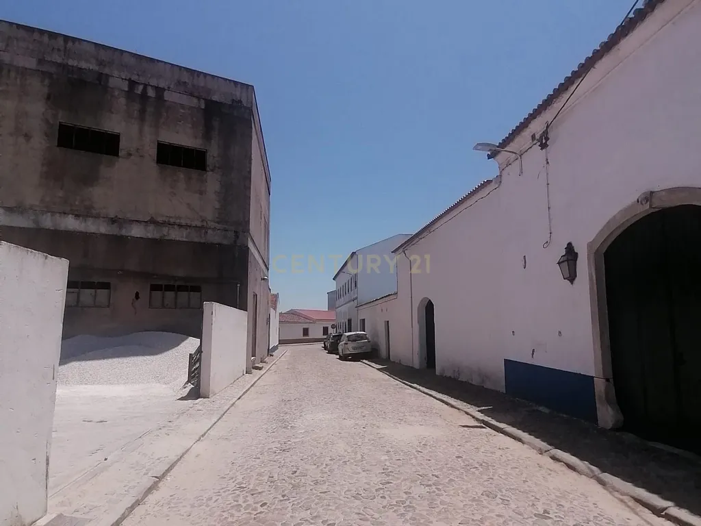 Armazém (565 m2 ) em pleno centro habitacional na Vidigueira para usar ou transformar! - Image 5