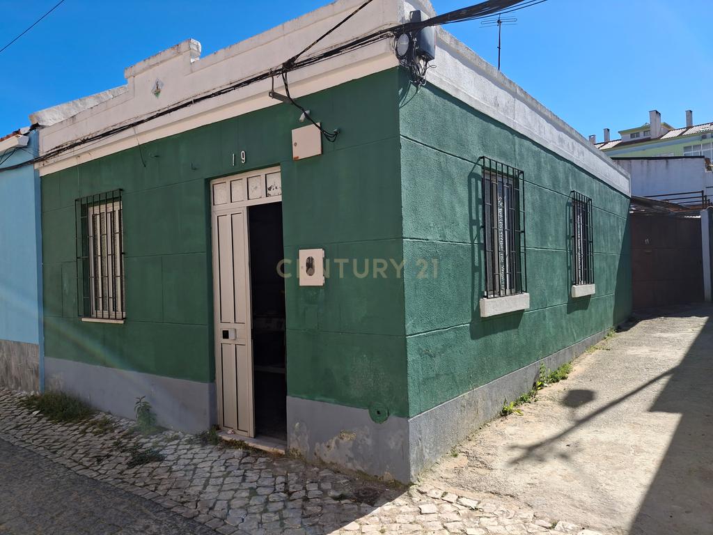 Moradia para Recuperação no Montijo com Jardim e Garagem - Image 2