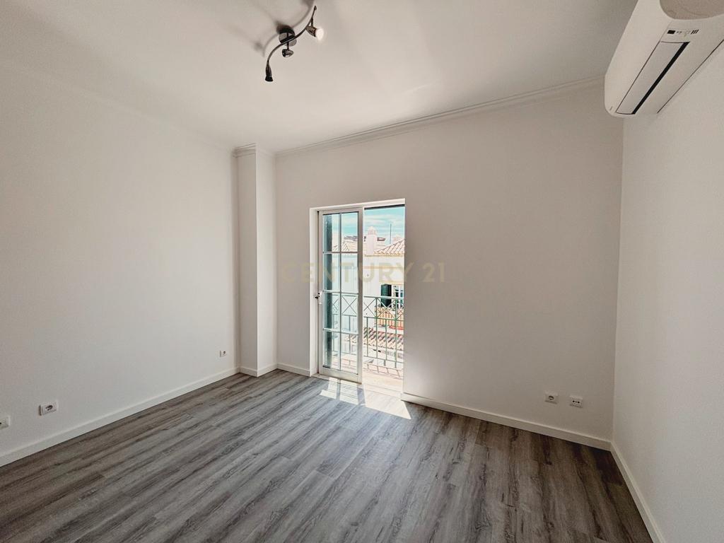 Moradia T2+1 em banda, situada na Urbanização do Mato Santo Espírito, em Tavira, totalmente remodelada e pronta a estrear. - Image 16