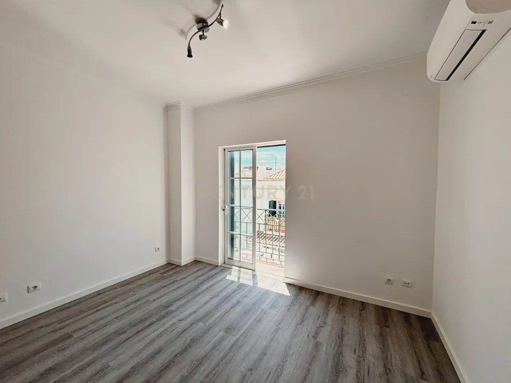 Moradia T2+1 em banda, situada na Urbanização do Mato Santo Espírito, em Tavira, totalmente remodelada e pronta a estrear. - Image 16