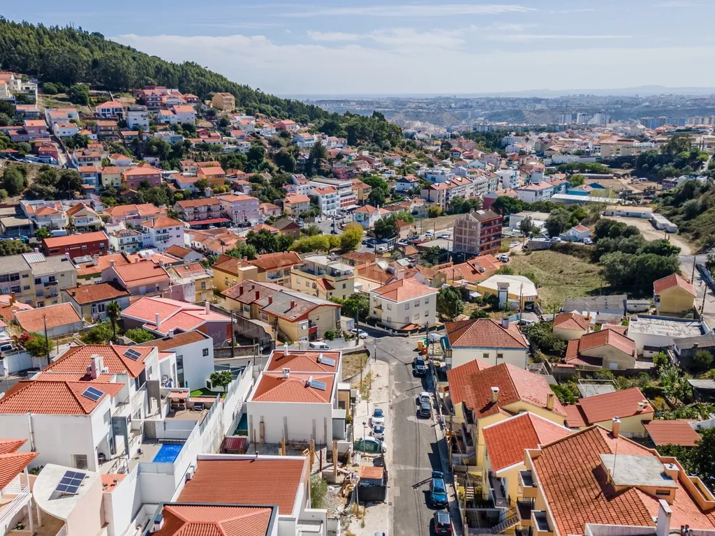 Moradia T3 em construção-Caneças/Odivelas. Vendida no estado em que se encontra. - Image 12