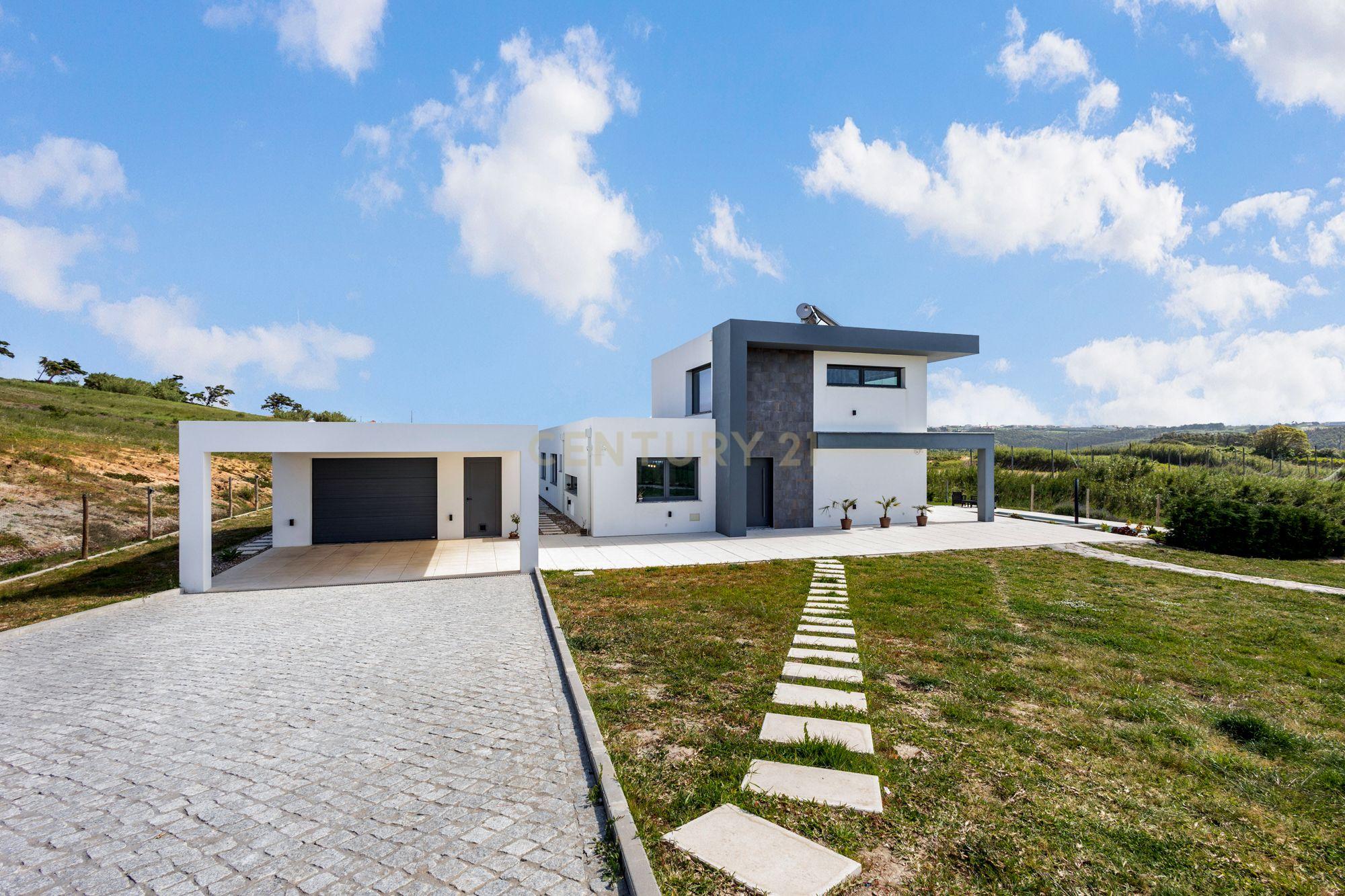 Fotografia 3 de Entre o Campo e o Mar: Moradia T3 Contemporânea com Piscina e 11.000 m² | Ribamar – Lourinhã