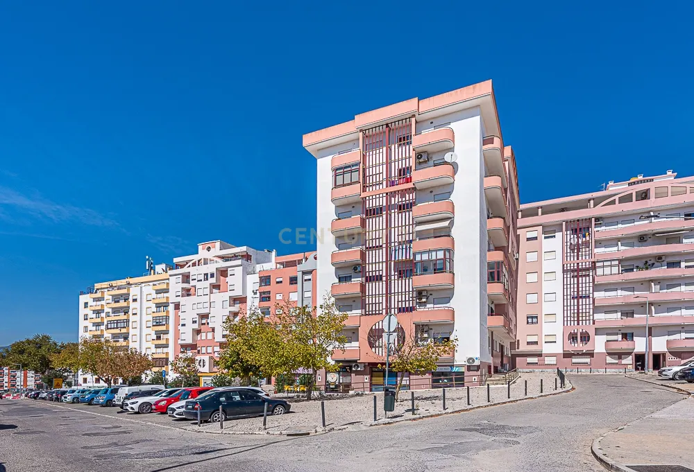 Apartamento T3 nos Quatro Caminhos - Image 1
