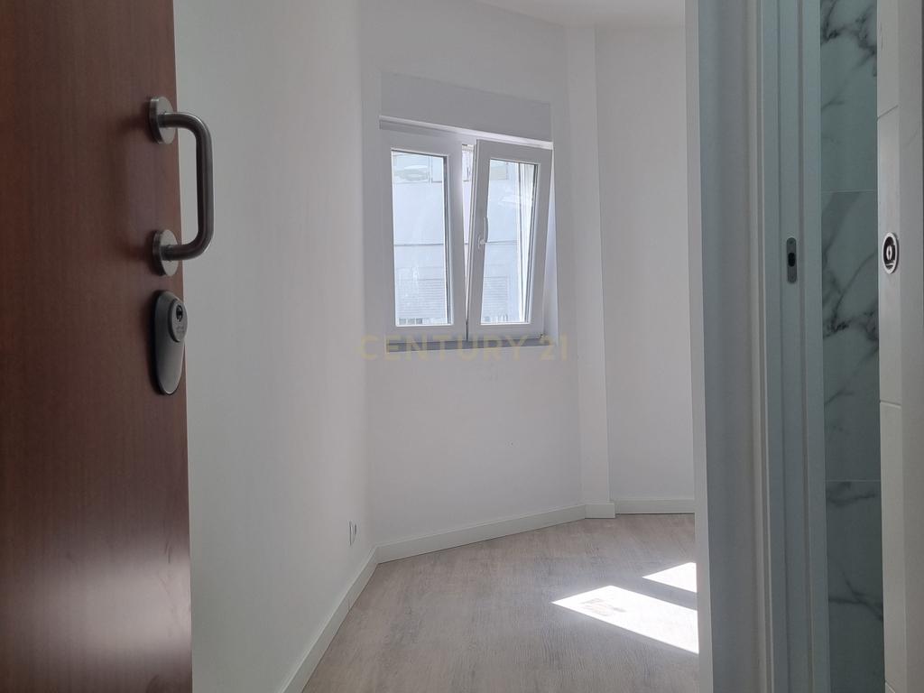 Apartamento Renovado T3 na Torre, Cascais - Image 2