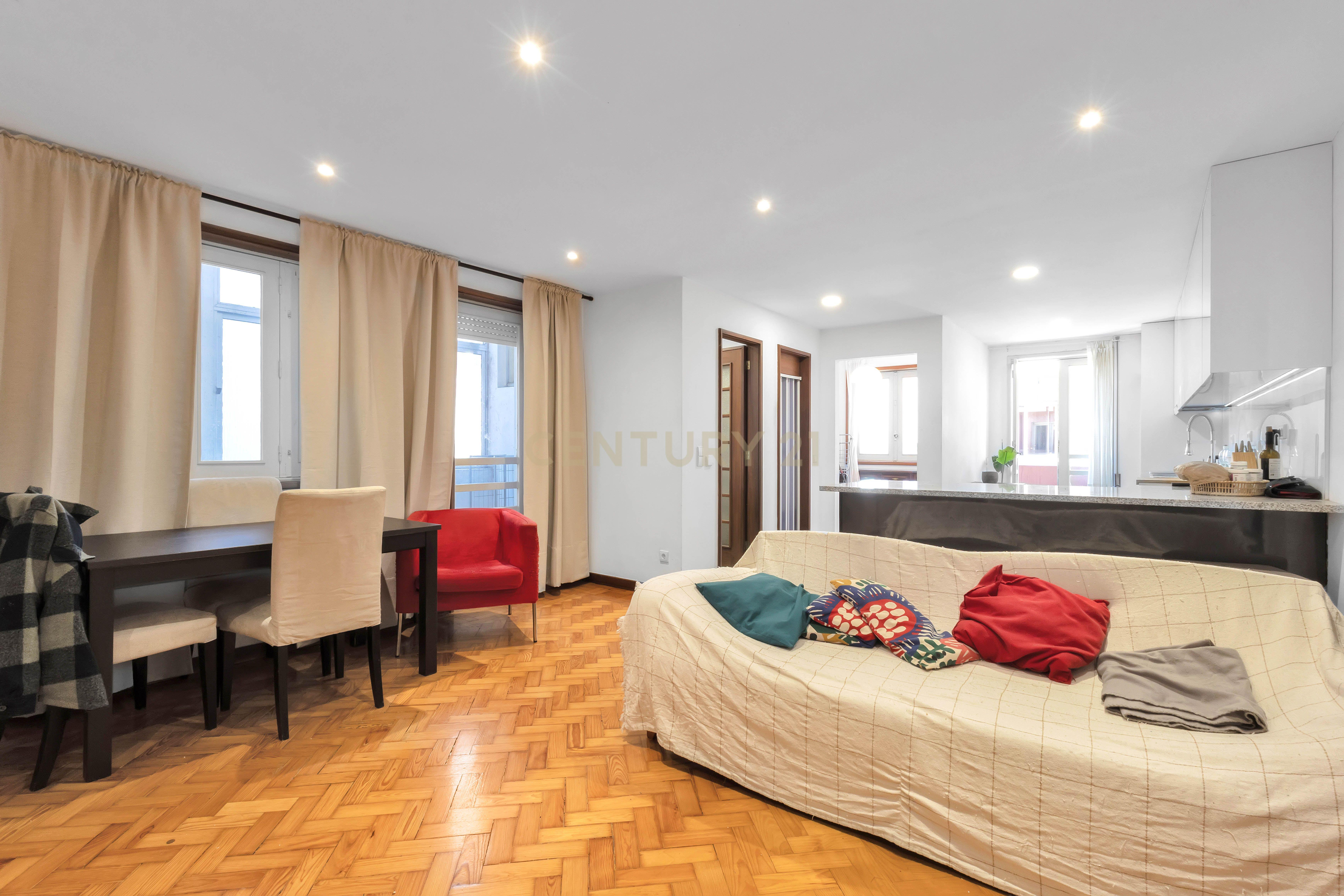 Fotografia 6 de Apartamento T3 mobilado - Prédio Senhorial com Elevador