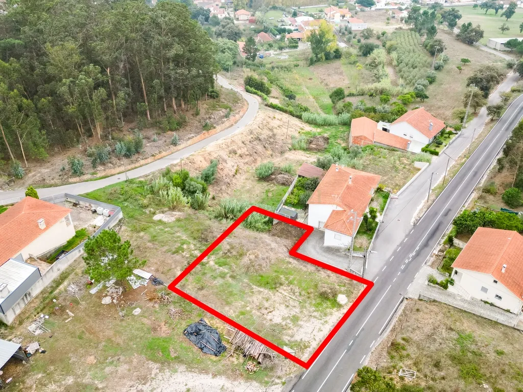 Espaçoso Terreno em Milagres, Leiria - 730m² para Construção - Image 2