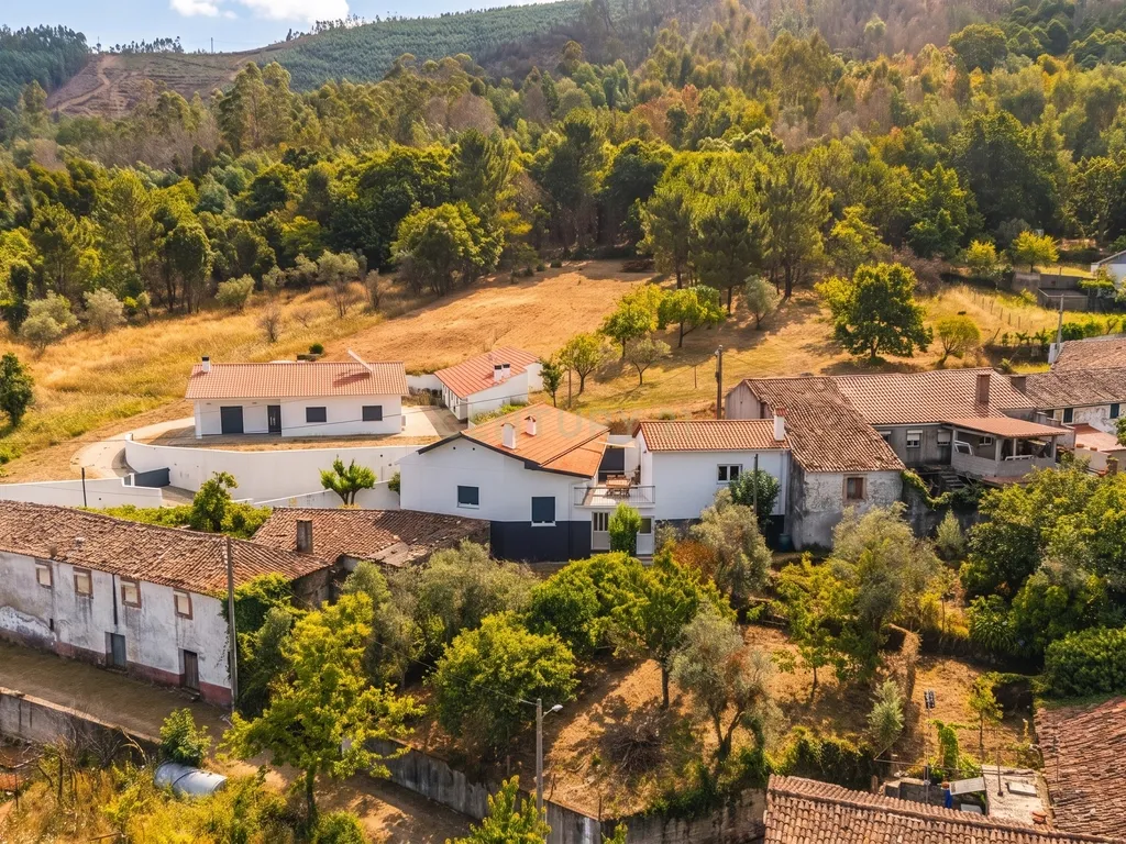 Moradia Renovada em Serpins, Lousã com 3 Casas de Banho - Image 49