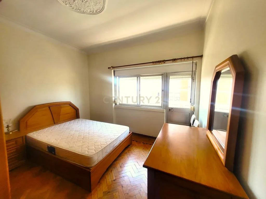 T2 com Varanda e Boas Áreas no Centro de Corroios - Image 1