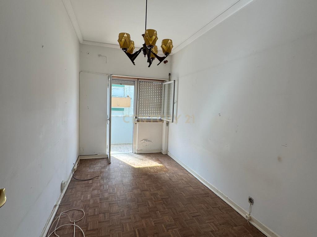Apartamento T4 em Almada em frente ao metro de superfície! - Image 25