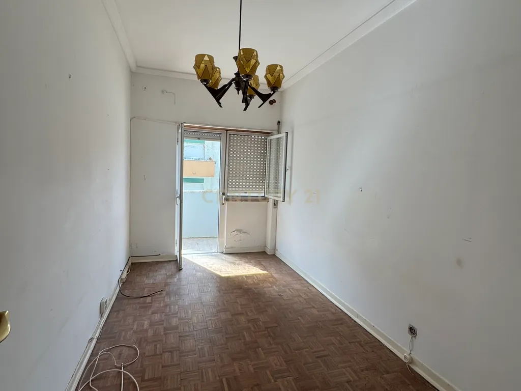 Apartamento T4 em Almada em frente ao metro de superfície! - Image 25