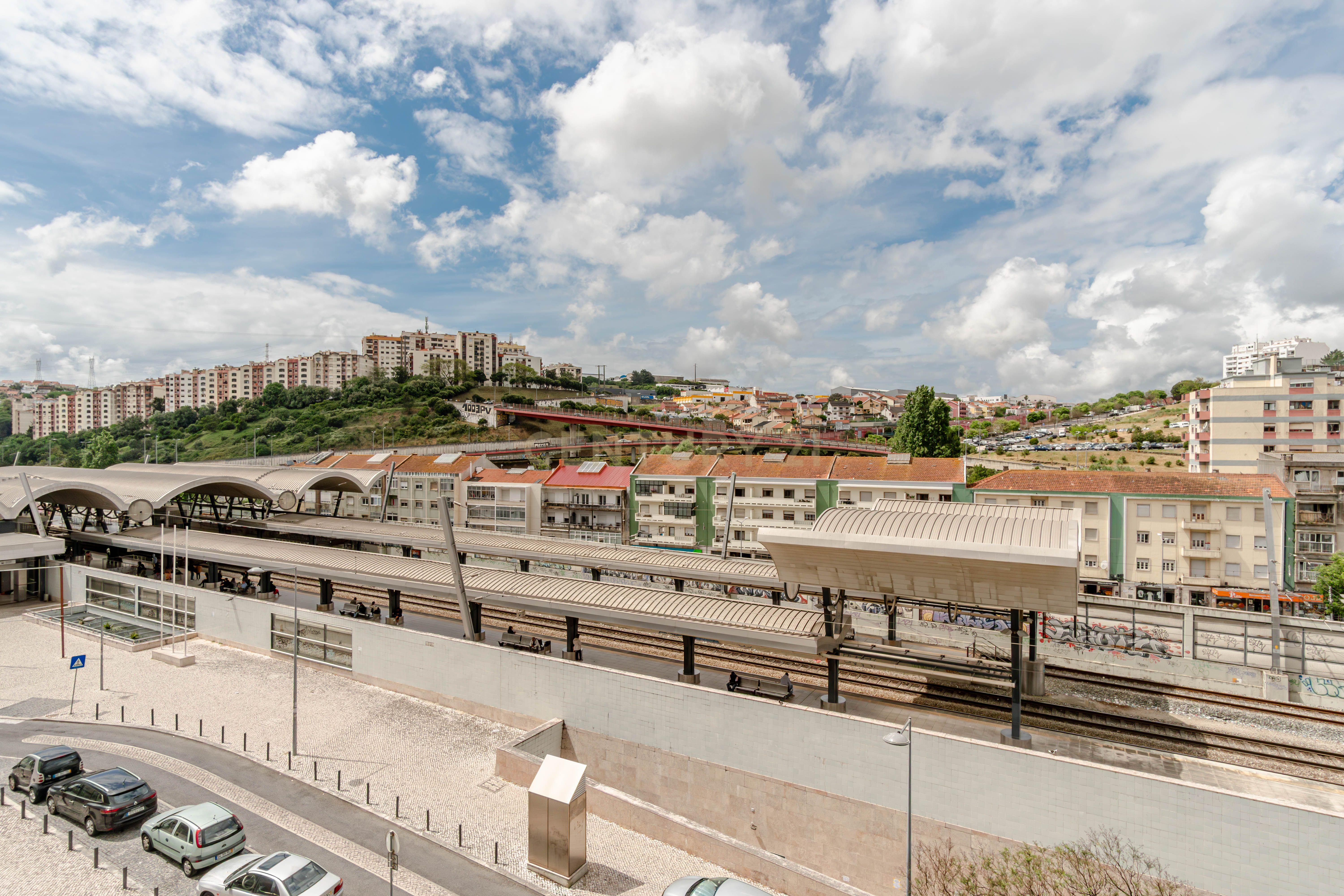 Fotografia 11 de Apartamento  T2 no Cacém  com muita luz natural e com elevador! - CPCV assinado