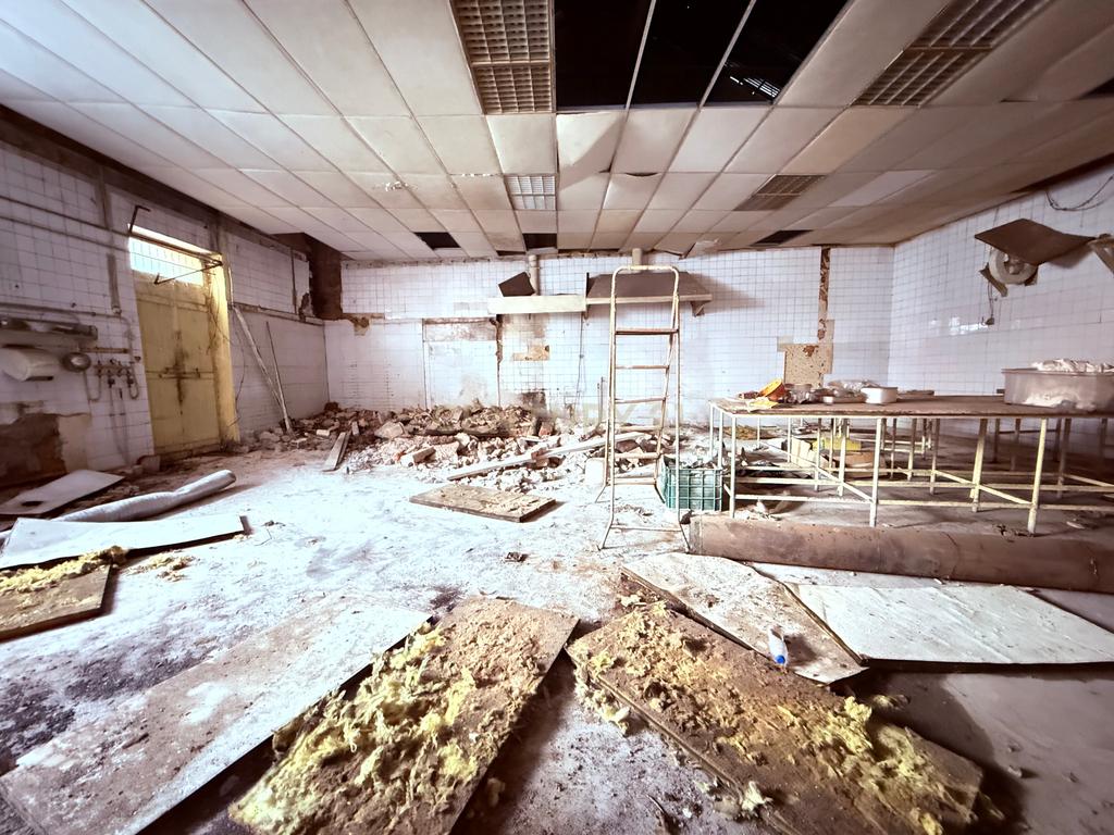 OPORTUNIDADE DE INVESTIMENTO - Edifício térreo 323m2 para recuperação no Centro Portimão - Image 7
