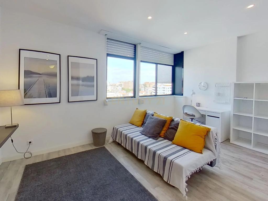 Apartamento T1 para arrendamento, mobilado e equipado, Porto - Image 1