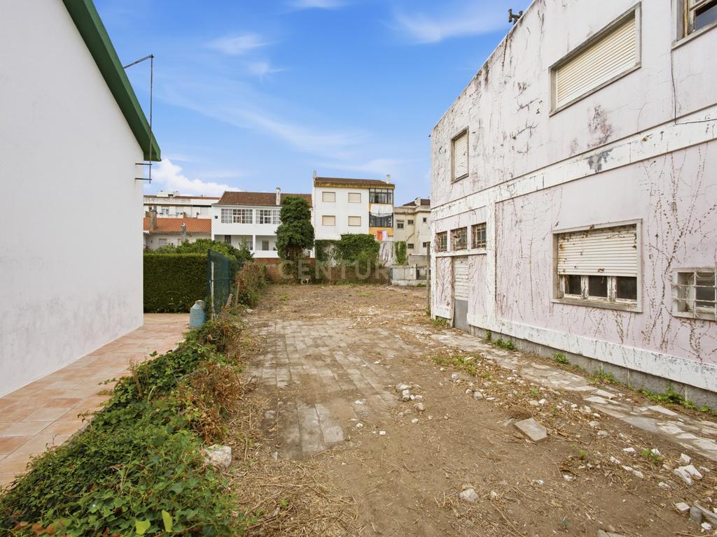 Moradia T5 para remodelar ou lote para construção — Centro do Bombarral - Image 22