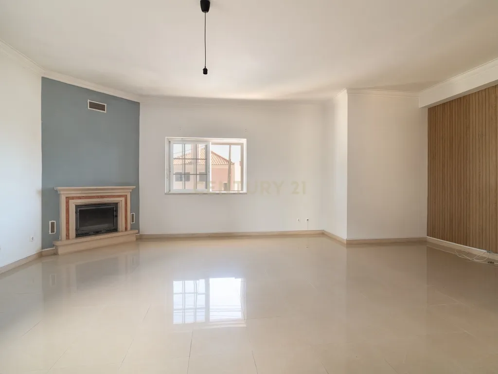 Moradia T4+1 | 368 m² | Garagem para 4 Viaturas | Casal do Bispo, Famões - Image 2