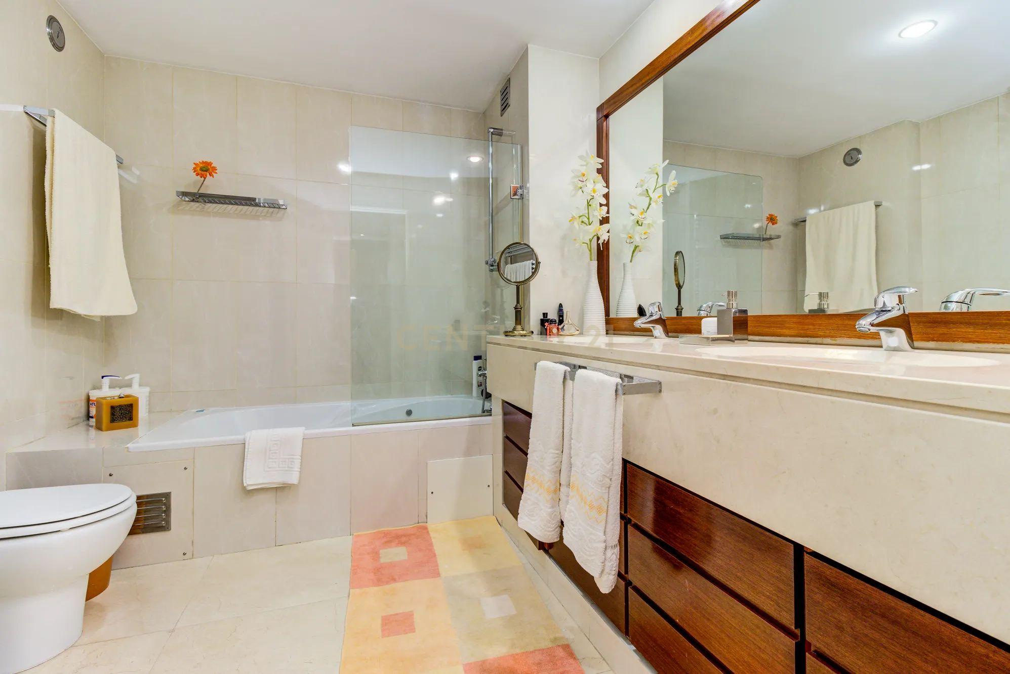 Apartamento T4, com 188m2, cozinha equipada e 2 lugares de garagem - Image 25