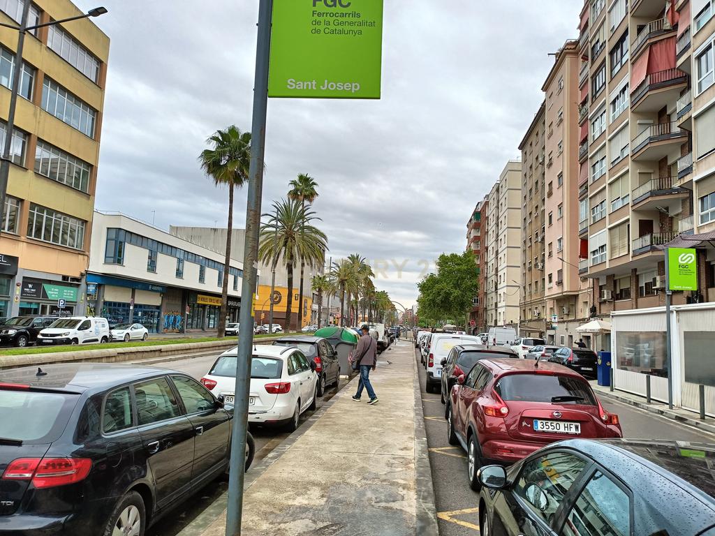 Local Comercial em Barcelona com Acessibilidade e Potencial - Image 11