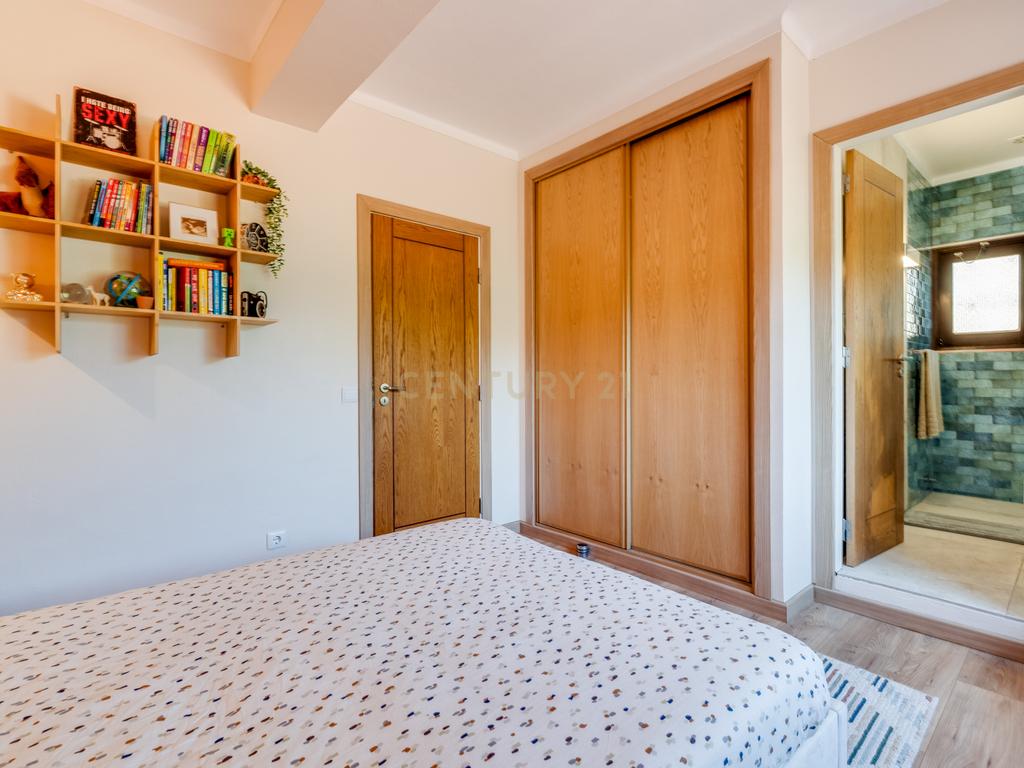 ESPETACULAR MORADIA COM PISCINA, GARAGEM, JARDIM E TERRENO - Image 13