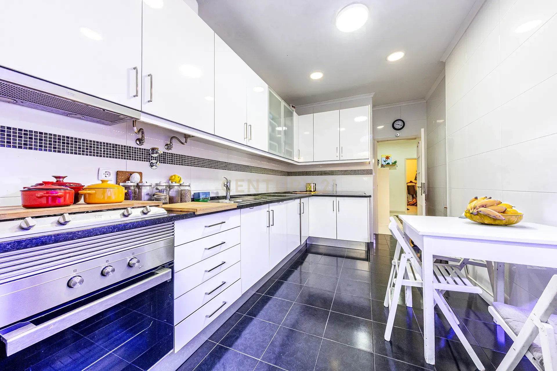 Fotografia 10 de Apartamento T2 na Estrada das Laranjeiras com logradouro