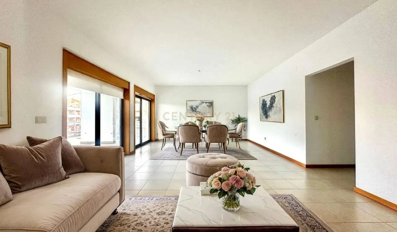 Fotografia 3 de Apartamento T4 com Terraço, Varandas, Garagem e Lugar de Estacionamento, na Vila Serena, Pinhal Novo