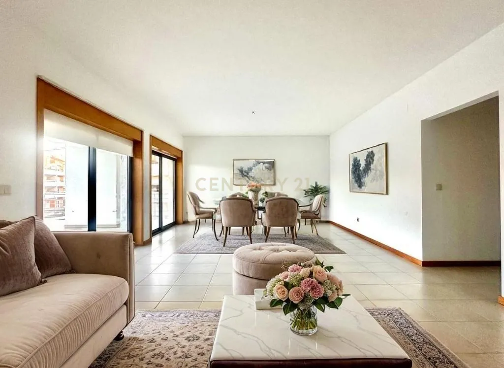 Apartamento T4 com Terraço, Varandas, Garagem e Lugar de Estacionamento, na Vila Serena, Pinhal Novo - Image 3