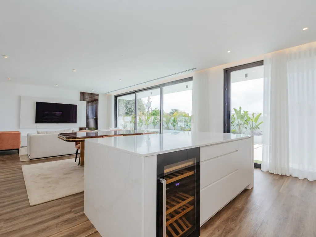Moradia T4 com piscina e 3 suites | A escolha inteligente para viver com mais espaço a minutos de Lisboa - Image 8