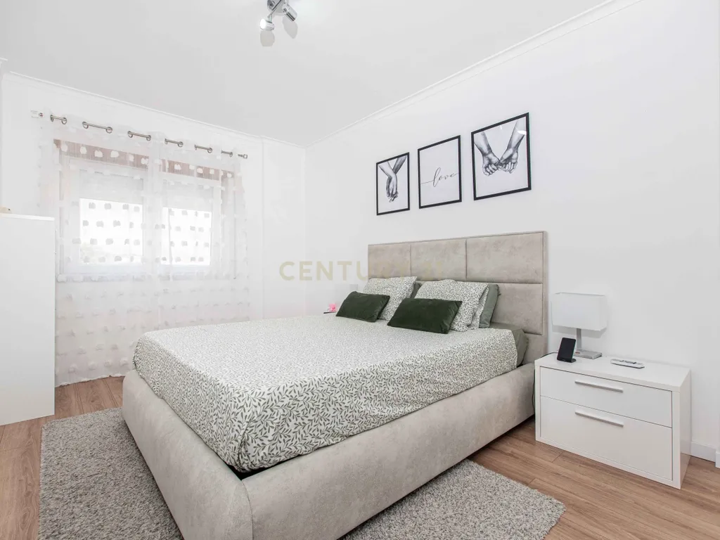 Apartamento T3 com Parqueamento e Arrecadação - Image 12