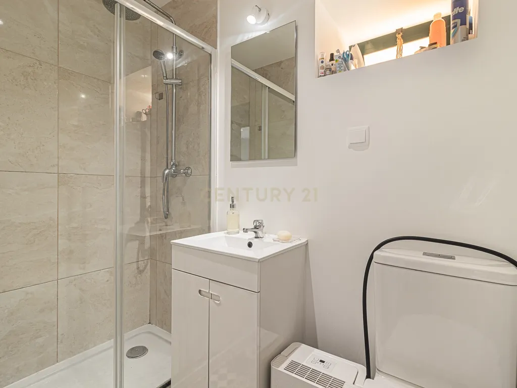 Moradia T2 Renovada em Fanhões – Conforto e Tranquilidade às Portas da Cidade - Image 27