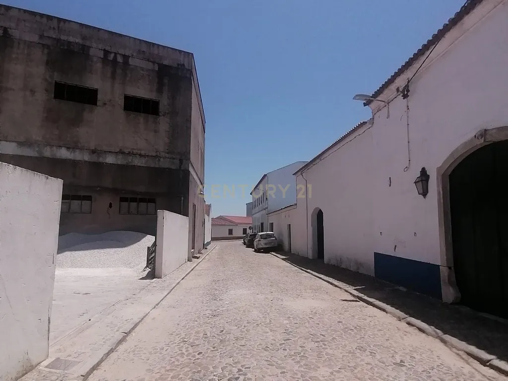 Armazém (565 m2 ) em pleno centro habitacional na Vidigueira para usar ou transformar! - Image 6