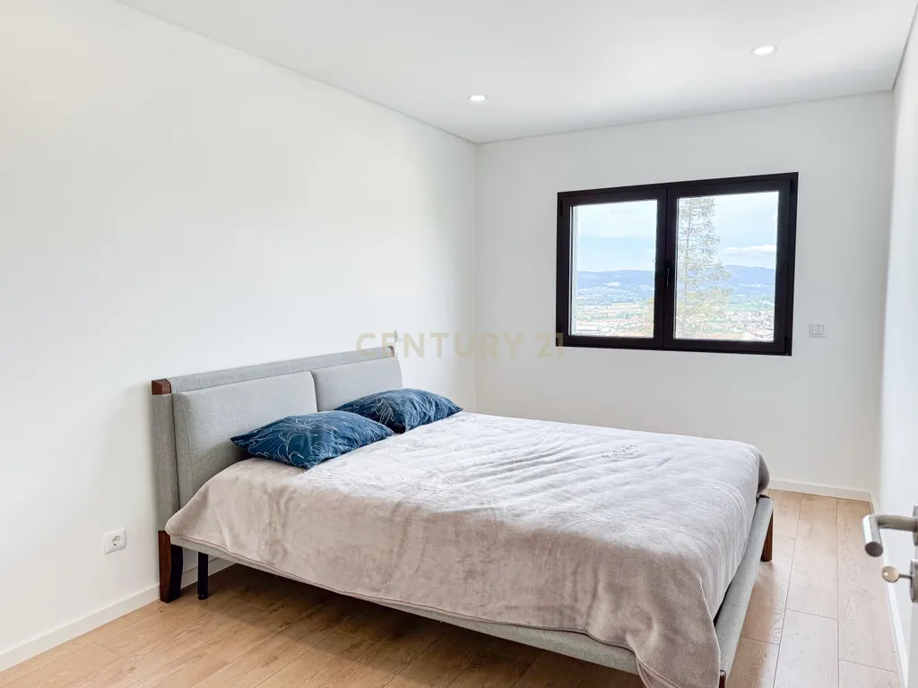 Apartamento T3 Remodelado com garagem em Braga | Próximo do Centro Histórico - Image 14