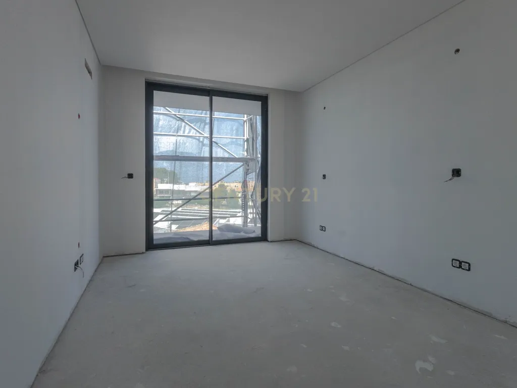 Apartamento T2+1(T3) último piso na cobertura com vista mar, com garagem dupla e arrumos o +1 com luz direta. - Image 13