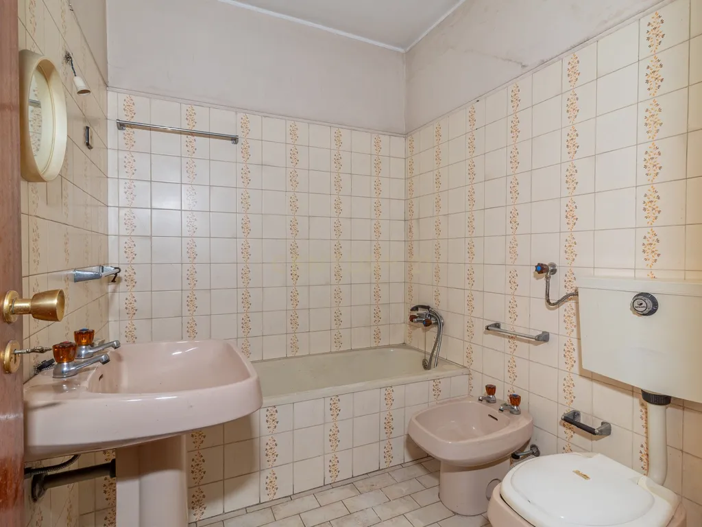 Apartamento T1 em Braga, na União das freguesias de Maximinos, Sé e Cividade em Braga para recuperar - Oportunidade Única! - Image 18