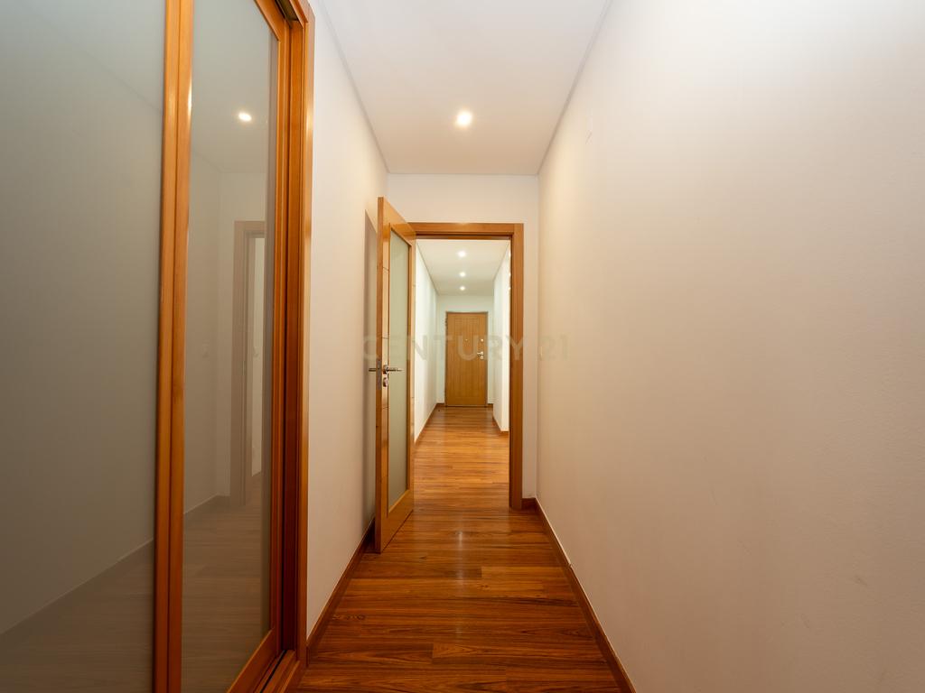 Apartamento de tipologia T3, com 2 varandas, 2 WC e box para 4 viaturas, situado no Jardim da Amoreira - Ramada em Odivelas. - Image 24