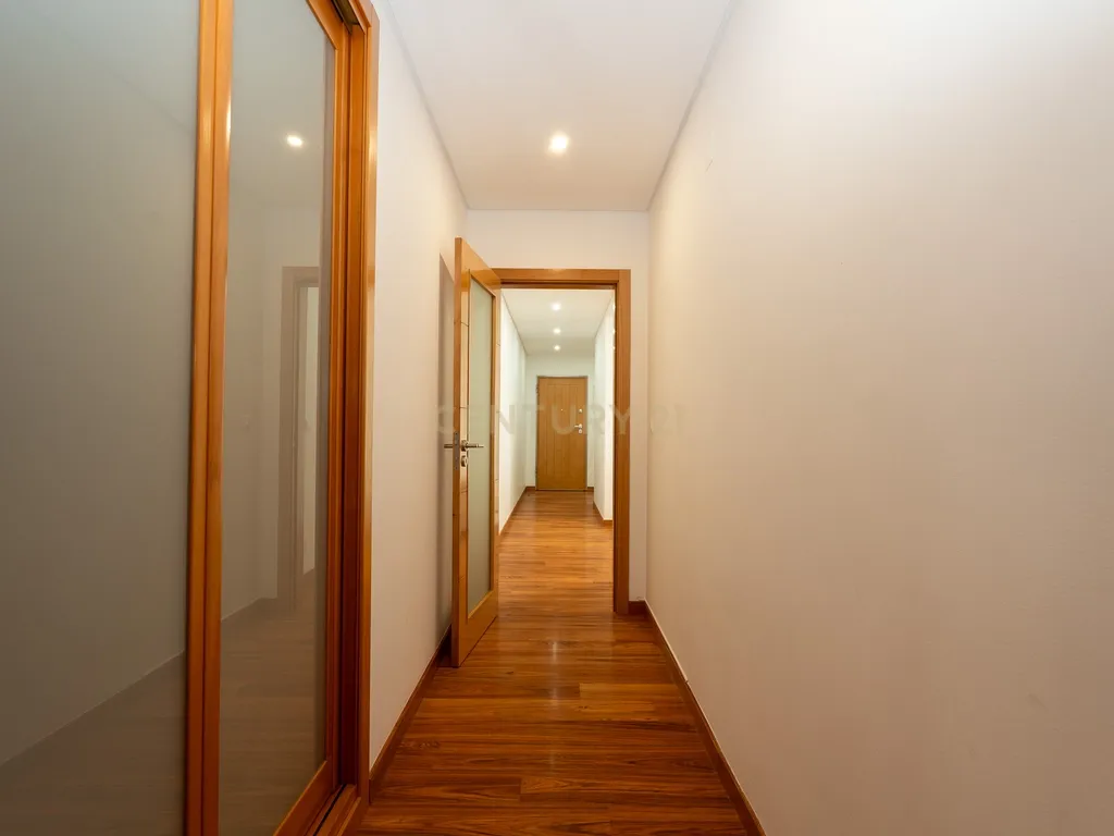 Apartamento de tipologia T3, com 2 varandas, 2 WC e box para 4 viaturas, situado no Jardim da Amoreira - Ramada em Odivelas. - Image 24