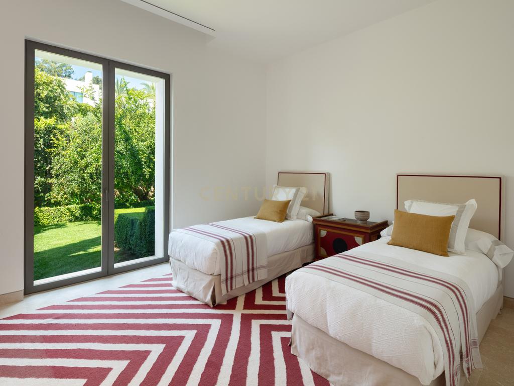 Villa Green 10: Elegância Contemporânea e Luxo à Beira do Golfe na Finca Cortesin - Image 17