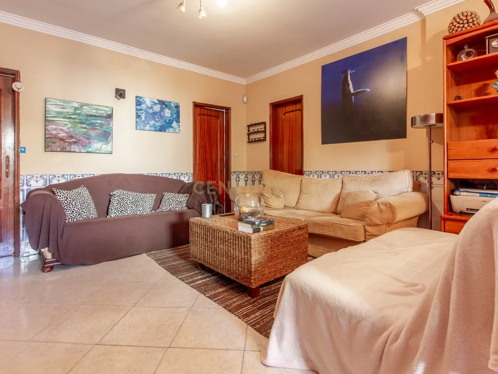 Quinta do Conde – andar de moradia r/c de 4 assoalhadas com quintal - Image 6