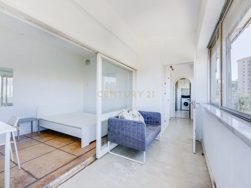Apartamento T4 para Remodelação no Coração dos Olivais, com Vista Fantástica - Image 10